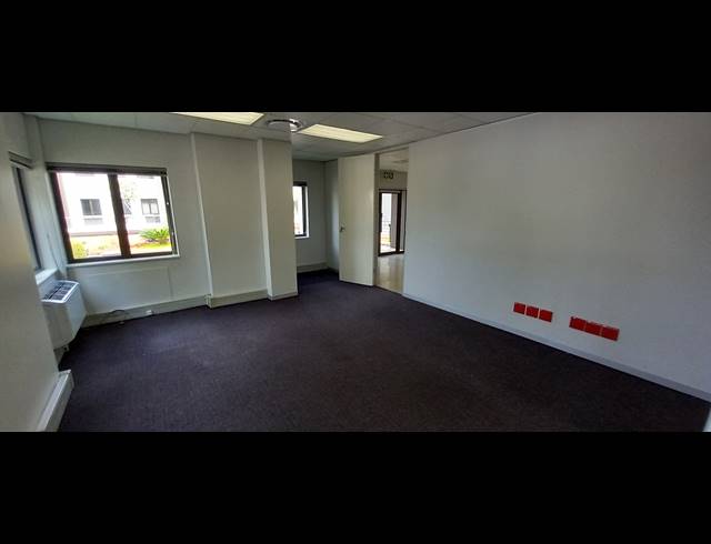 370M² OFFICE TO LET IN LYME PARK